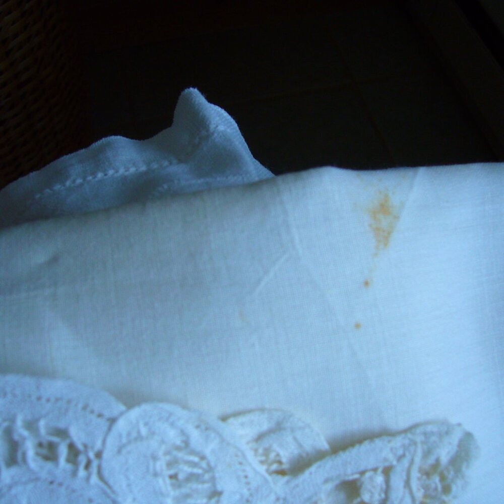 Vintage hand made lace and ecru linen tablecloth 86" x 80" - Picture 4 of 9